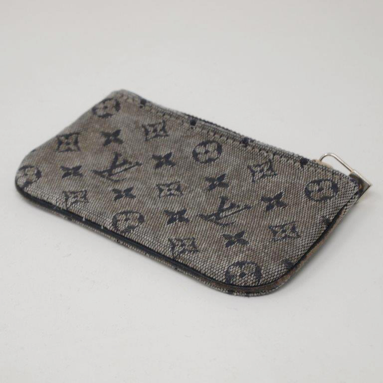 LOUIS VUITTON 小銭入れのところが少し汚れました。